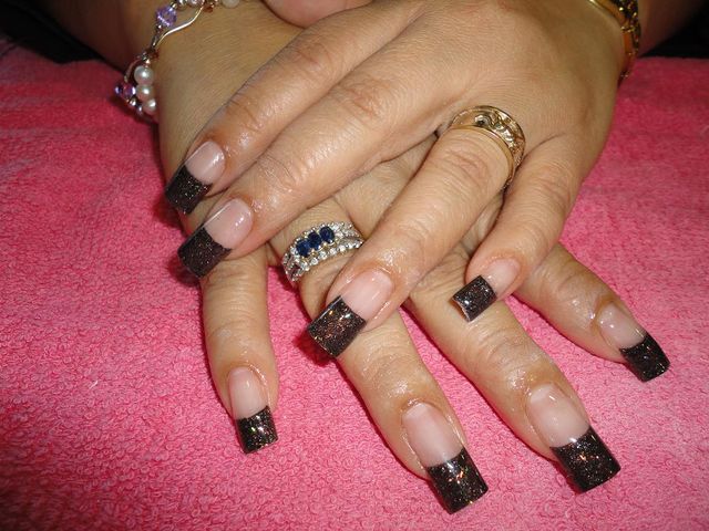 Uñas de tip con punta de color.