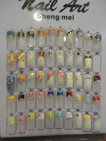 Con cintillas, logos y otros.